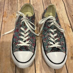 NWOT converse Allstar men’s 10/ women’s 12 blue denim background with red roses